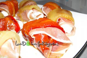 Rulouri de ardei copt, jambon si branza feta