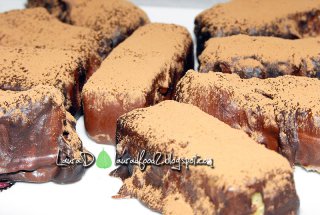 Biscuite inmuiat in lapte condensat, imbracat in ciocolata