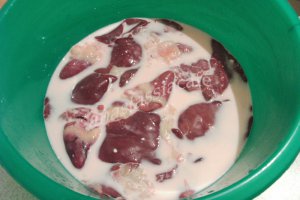 Taietei de casa bicolori cu ficatei de pui cu ceapa