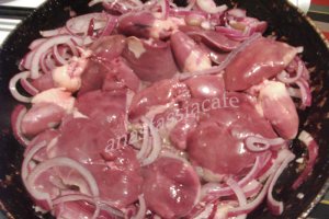 Taietei de casa bicolori cu ficatei de pui cu ceapa