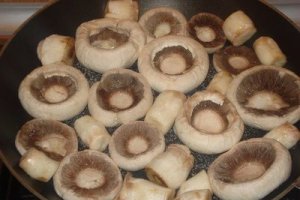 Ciulama cu ciuperci si mamaliguta