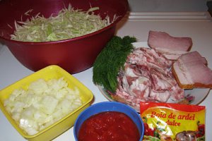Varză dulce cu jambon şi coaste de porc
