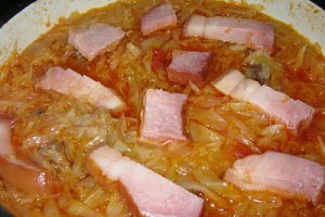 Varză dulce cu jambon şi coaste de porc