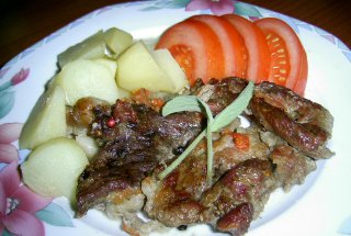 Ceafa de porc  cu salvie si rosii