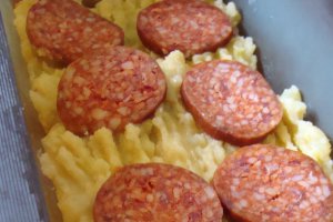 Chec aperitiv de cartofi cu carnati