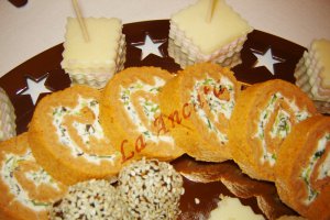 Rulada aperitiv cu rosii si crema de branza