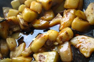 Vinete chinezesti in sos picant 酸辣茄子