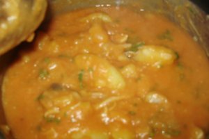 Pulpe de pui cu cartofi in sos de tomate