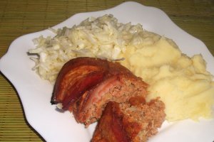 Guguluf de carne si ciuperci, imbracat in bacon