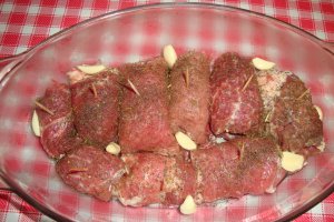 Rulouri din muschi de porc cu piure de cartofi