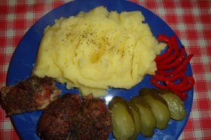 Rulouri din muschi de porc cu piure de cartofi