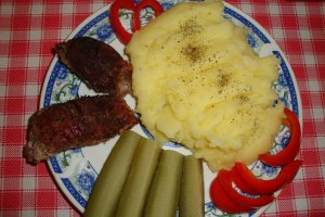 Rulouri din muschi de porc cu piure de cartofi