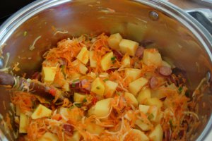 Mancare de cartofi cu porumb si carnati
