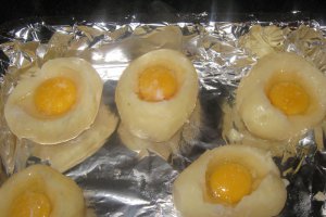 Cartofi umpluti cu ou la cuptor