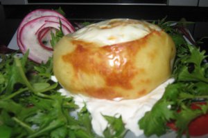 Cartofi umpluti cu ou la cuptor