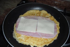 Omleta cu sunca si branza