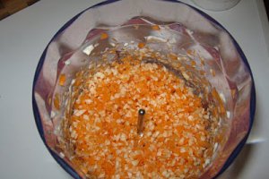 Salată de ciuperci cu şuncă, morcov şi ţelină