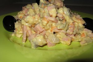 Salată de ciuperci cu şuncă, morcov şi ţelină