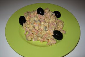 Salată de ciuperci cu şuncă, morcov şi ţelină