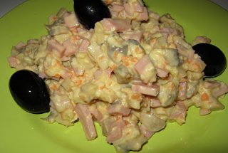 Salată de ciuperci cu şuncă, morcov şi ţelină