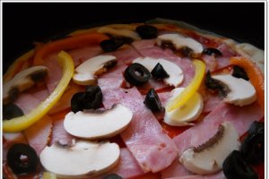 Pizza cu sunca si ardei