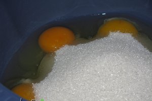 Tort cu lamaie si crema de portocale