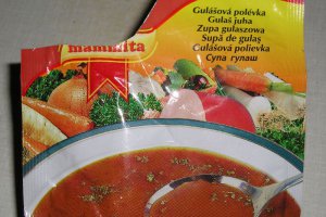 Pulpe de  pui cu plante aromatice si sos gulas