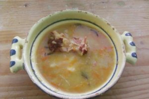 Supa cu mazare si afumatura - varianta de restaurant