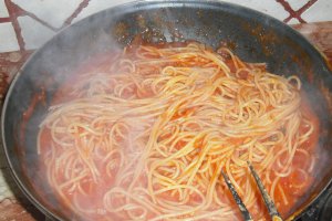 Spaghete cu sos de rosii