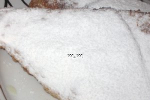 Trigoane cu branza de vaci si stafide, prajite