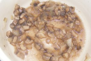 Rulouri din piept de pui umplut si invelit in bacon