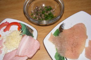 Rulouri din piept de pui umplut si invelit in bacon
