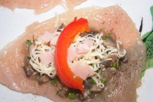 Rulouri din piept de pui umplut si invelit in bacon