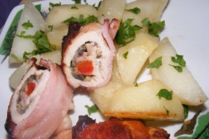 Rulouri din piept de pui umplut si invelit in bacon