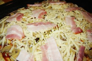 Pizza cu ciuperci si bacon