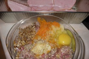 Rulada cu carne tocata si legume invelita in muschi tiganesc