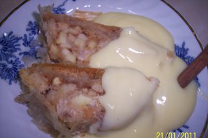 Strudel cu sos de vanilie