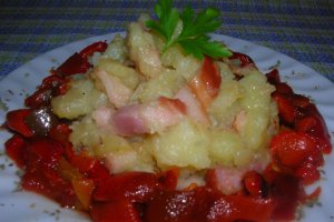 Cartofi taranesti la tigaie cu salata de ardei copti