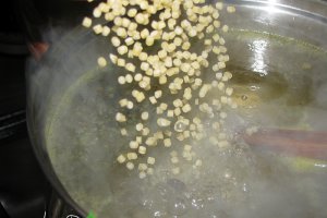 Ardei umpluti cu couscous gremolata