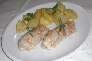 Rulouri de curcan cu cartofi la cuptor