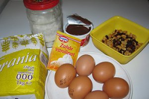Ruladă cu ciocolată, arahide şi stafide