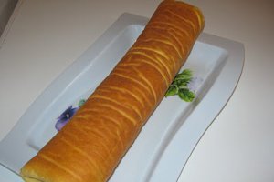 Ruladă cu ciocolată, arahide şi stafide