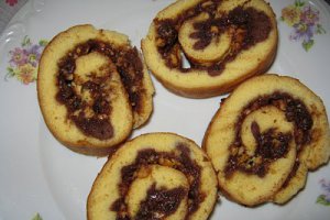 Ruladă cu ciocolată, arahide şi stafide