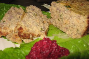 Drob de pui cu salata de hrean si sfecla rosie