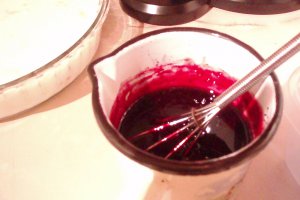 Tort de iaurt cu aroma de lamaie si jeleu de afine