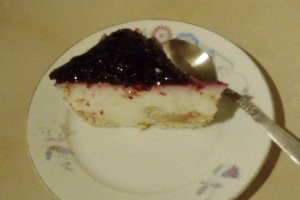 Tort de iaurt cu aroma de lamaie si jeleu de afine