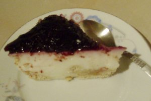 Tort de iaurt cu aroma de lamaie si jeleu de afine