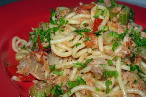 Spaghete cu fenicul, rosii si ton