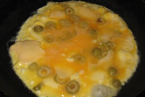 Rulada de omleta cu perlute si legume