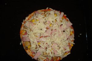 Pizza cu porumb si sunculita taraneasca